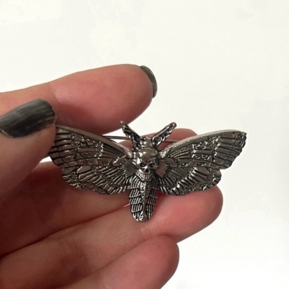 Death Head Moth Skull Brooch Pin
Antique Silver Finish Goth Punk Jewelry - Picture 4 of 9